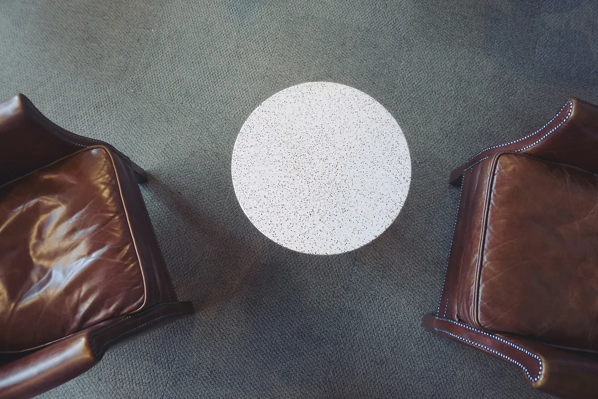 Deux fauteuils disposés face à face autour d'une table basse